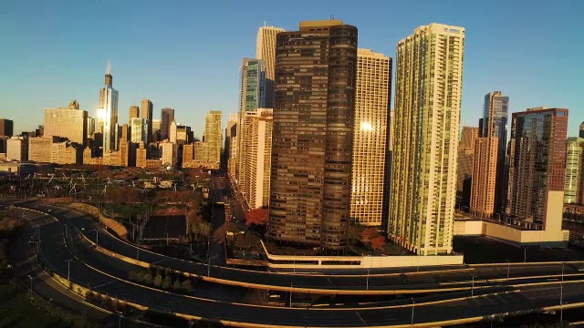 日出时芝加哥天际的空中光影反射在威利斯大厦视频素材