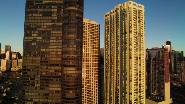 靠近芝加哥的港角和帕克赛德建筑，拉回完整的天际线视频下载