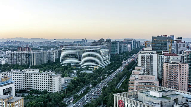 北京银河soho和交通黄昏视频素材