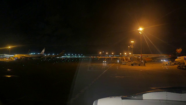 飞机窗口视图。飞机离开机场。旅游交通的背景视频下载