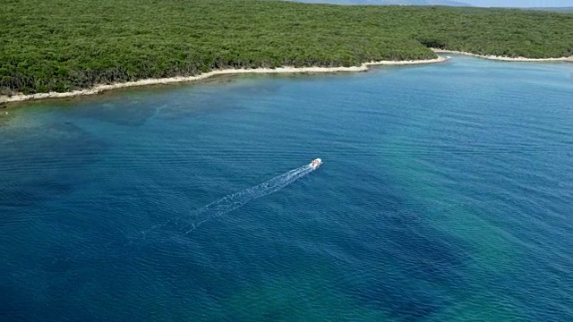 空中船只接近美丽的海岸线视频下载