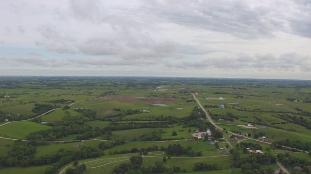 WS AERIAL POV暴风雨云与农田地平线/亚当斯县，爱荷华州，美国视频素材