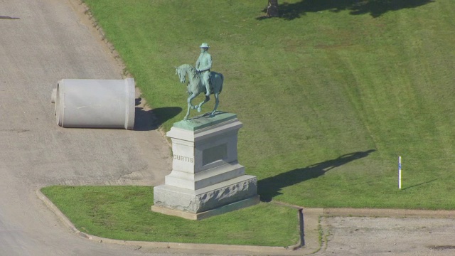 美国爱荷华州基奥库克乔治M Verity博物馆附近的WS航拍图像(AERIAL POV)塞缪尔·瑞安·柯蒂斯将军雕像视频下载