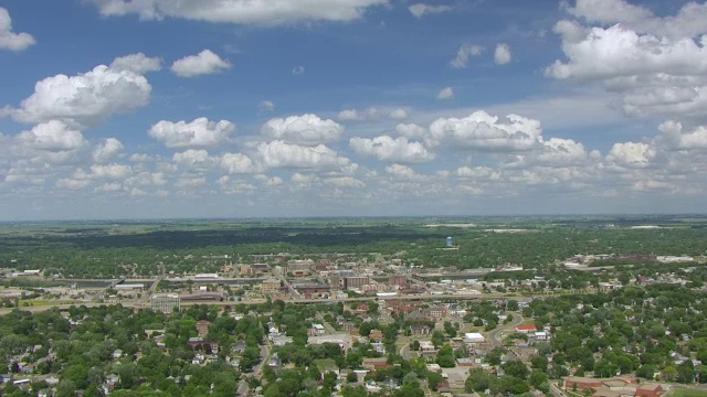 WS AERIAL POV视角的城市与农田背景/滑铁卢，爱荷华州，美国视频下载