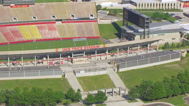 美国爱荷华州埃姆斯标志的杰克特里斯体育场的WS AERIAL POV视图视频素材