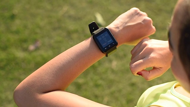女人在慢跑前使用智能手表视频素材