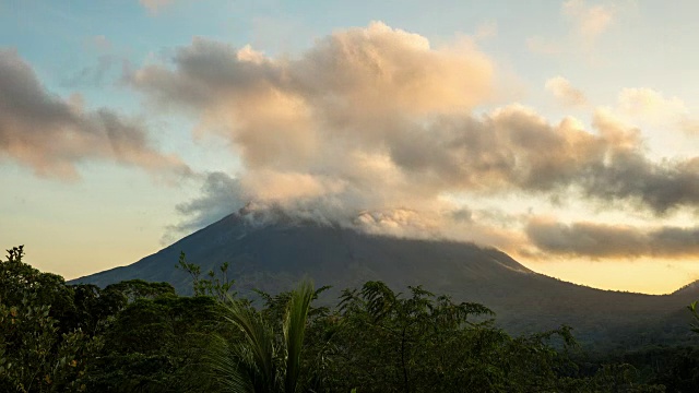 日落时在阿里纳尔火山上空形成的T/L 8K云视频下载