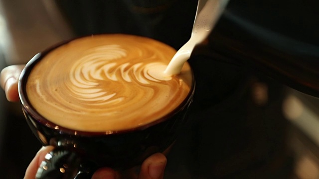 指导咖啡师制作艺术拿铁，慢动作视频购买