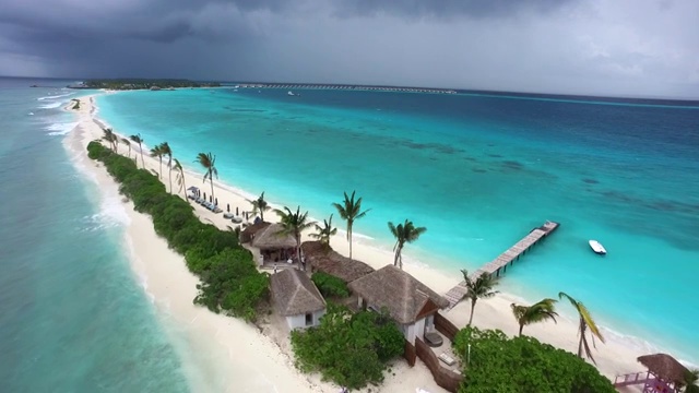 通向马尔代夫的一个岛屿/ Hithadhoo的沙洲带的天线视频下载