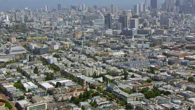WS ZO AERIAL POV鸟瞰Dolores教堂与城市景观/旧金山，加利福尼亚，美国视频下载