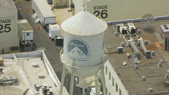 WS AERIAL POV水塔在派拉蒙工作室/洛杉矶，加州，美国视频素材