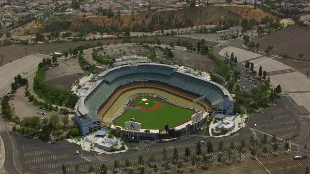 MS ZO AERIAL POV道奇体育场的外景，带有标识/洛杉矶，加利福尼亚，美国视频素材