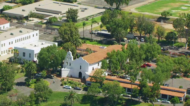 WS ZO AERIAL POV Mission Basilica San Diego de Alcala /圣地亚哥，加州，美国视频下载