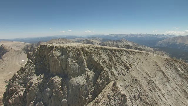 WS AERIAL POV惠特尼峰与内华达山脉山峰的背景/加利福尼亚州，美国视频下载