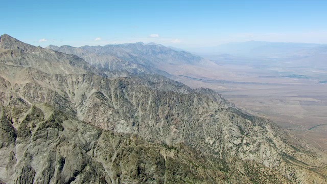 WS AERIAL POV视图欧文斯谷和因约山与内华达山脉山脊线和山峰/加利福尼亚州，美国视频下载