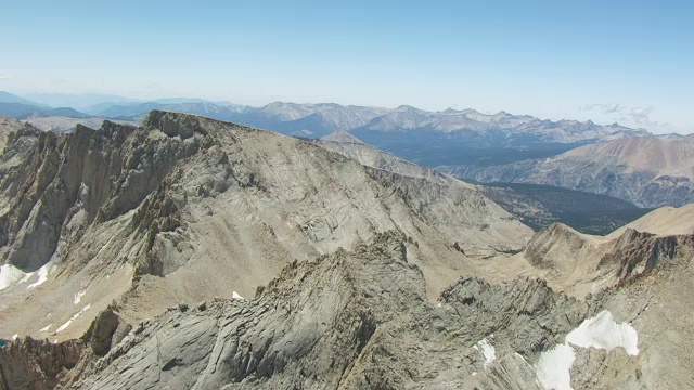 锯齿山峰和惠特尼山周围的高山湖泊与内华达山脉和松树林的背景/美国加州的WS AERIAL POV视图视频下载