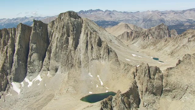 WS AERIAL POV惠特尼山和高山湖与内华达山脉山峰的背景/加州，美国视频下载