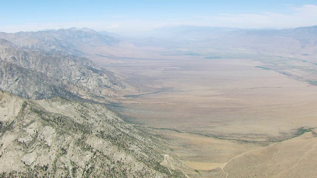 在内华达山脉的欧文斯谷与英约山脉在远处的WS空中视角/美国加州视频下载