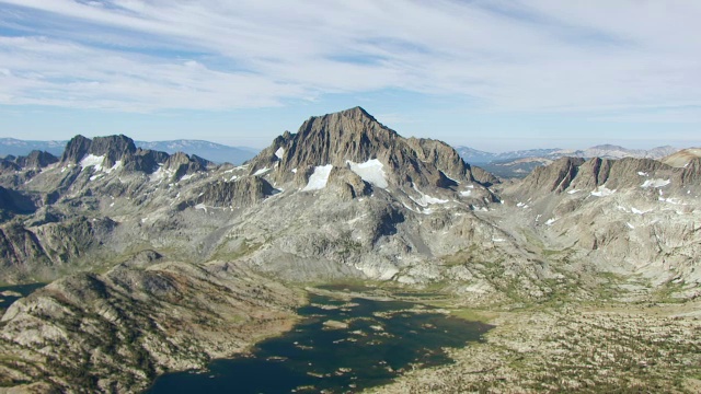 锯齿状的岩石山脉，包括里特山和旗帜峰与美国和岛湖约塞米蒂国家公园/美国加州视频下载
