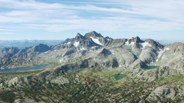 锯齿山的山峰包括里特山、旗帜峰和戴维斯山，美国和岛屿湖和小型高山湖泊约塞米蒂国家公园/加利福尼亚州视频下载