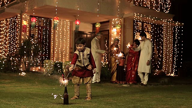 大型家庭庆祝排灯节在家里，德里，印度视频素材