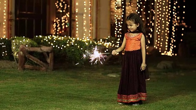 女孩庆祝排灯节在家，德里，印度视频素材