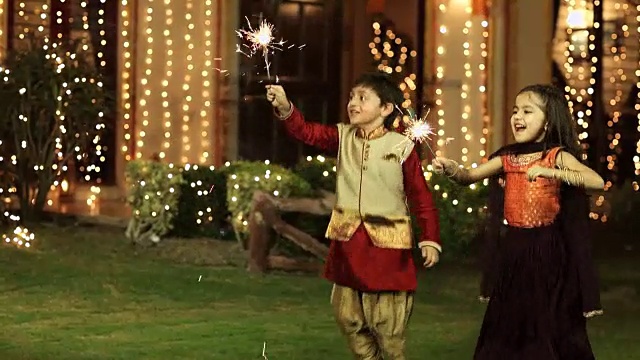 女孩和男孩在家里庆祝排灯节，德里，印度视频素材