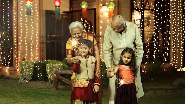 家庭庆祝排灯节在家，德里，印度视频素材