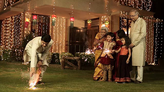 大型家庭庆祝排灯节在家里，德里，印度视频素材