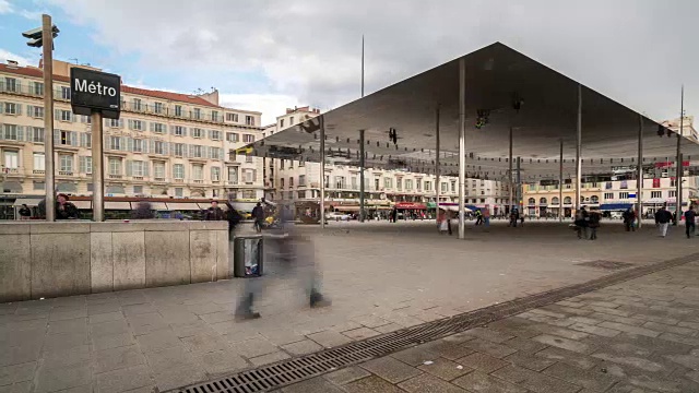 时光流逝:马赛老Vieux Port地铁站拥挤不堪视频下载