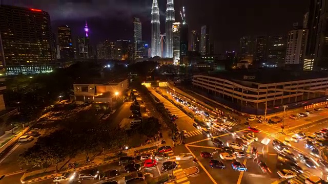 Petronas Towers晚上繁忙的道路。视频素材
