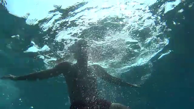 人潜入海底视频下载