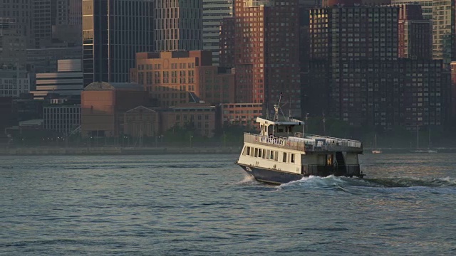 纽约水路上的船。视频素材
