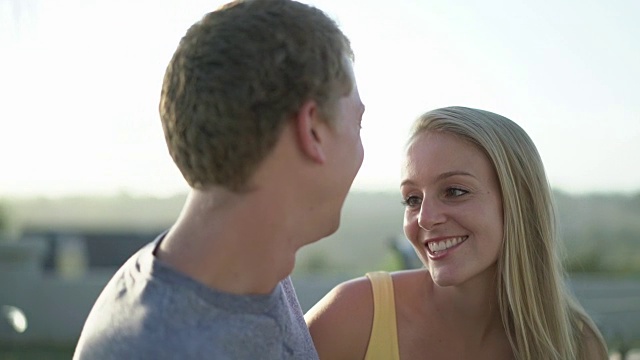 一对年轻的情侣在阳光下接吻视频下载