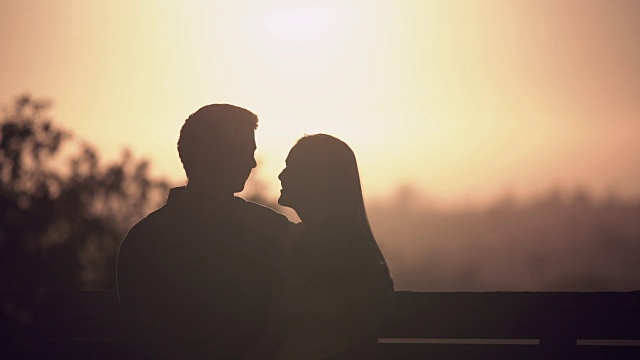 MS年轻夫妇在日落接吻视频素材