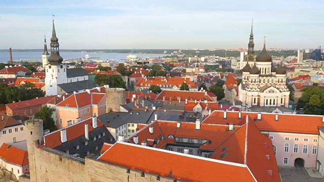 塔林的宽空中全景照片与皮克赫尔曼塔和爱沙尼亚国旗通过前景视频下载