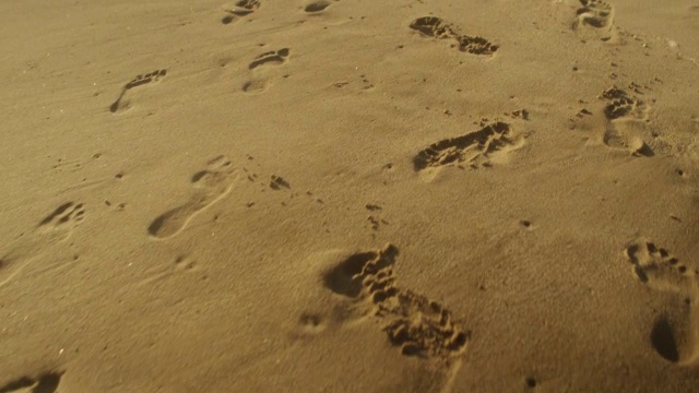 沙地上脚印的特写镜头视频下载
