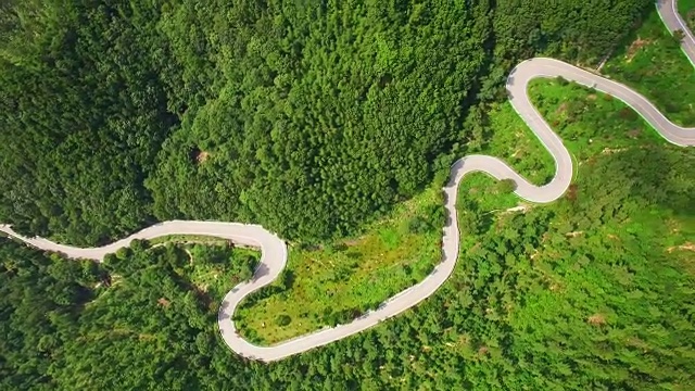 鸟瞰图，弯曲的道路在邦贡视频素材