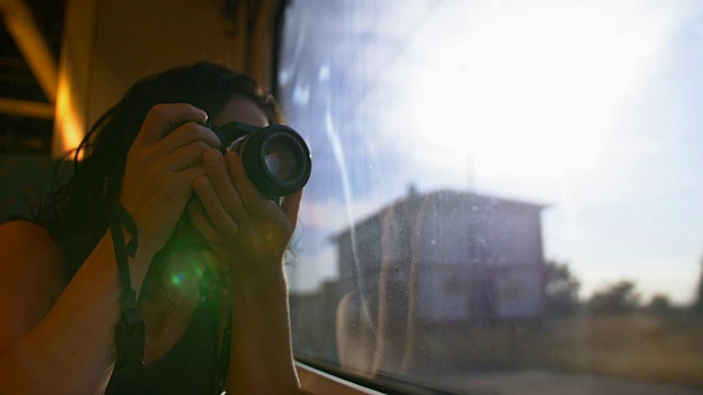 一个女人透过火车车窗拍照视频下载
