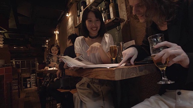 涩谷朋友看菜单慢动作东京日本。视频素材