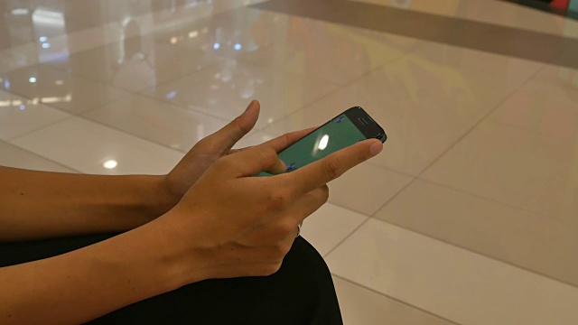 近距离的女人使用智能手机购物中心视频素材