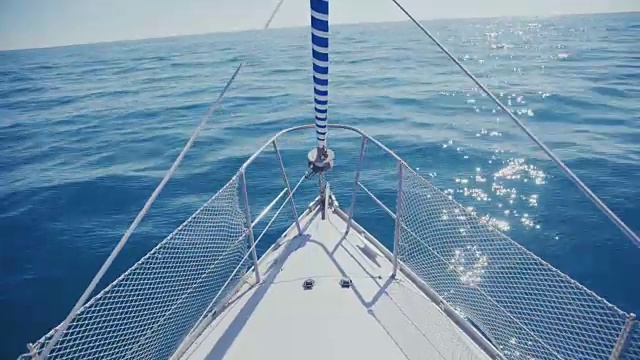 游艇在航行中船头视频素材