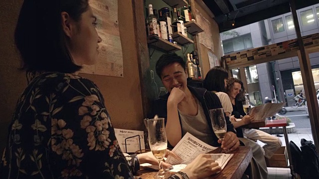 涩谷朋友开胃酒慢动作东京日本。视频素材