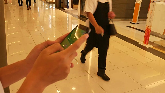 近距离的女人使用智能手机购物中心视频素材