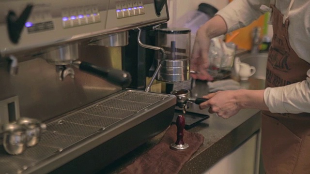 女咖啡师制作拿铁咖啡视频素材