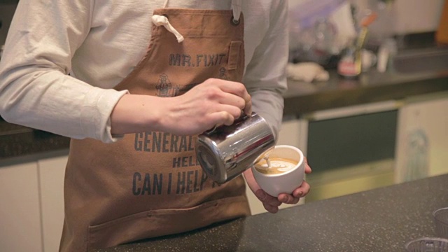 咖啡师倒咖啡拉花艺术视频素材