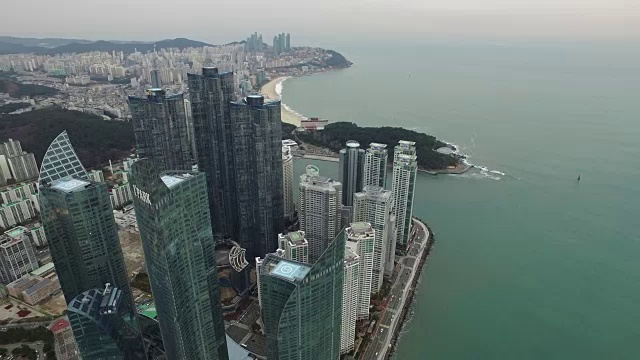釜山海城和海云台海滩(韩国最受欢迎的海滩)鸟瞰图视频素材