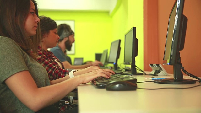 高中学生在计算机实验室视频下载