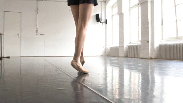 女芭蕾舞演员在排练室里踮着脚尖跳舞视频下载