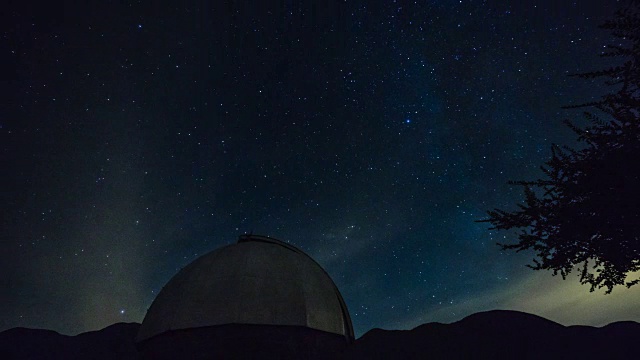 天文观测站在夜晚-星星移动在背景上视频下载
